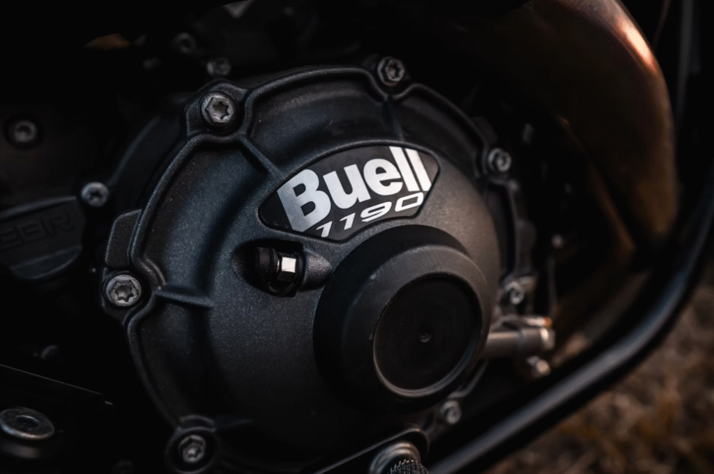 elle va faire trembler harley la marque buell relance la guerre des power cruisers avec une machine musclée et radicale 10