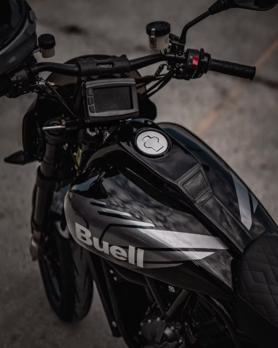 elle va faire trembler harley la marque buell relance la guerre des power cruisers avec une machine musclée et radicale 11