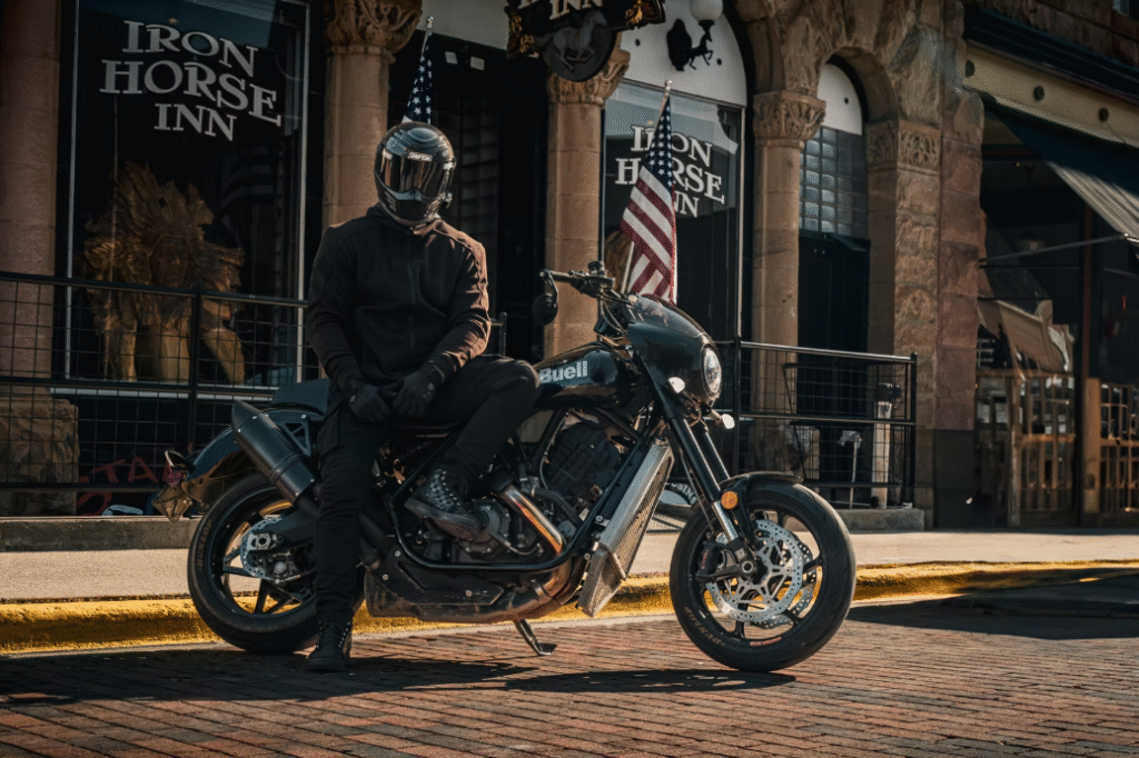 elle va faire trembler harley la marque buell relance la guerre des power cruisers avec une machine musclée et radicale 3