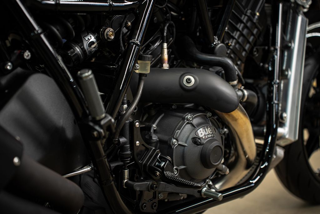 elle va faire trembler harley la marque buell relance la guerre des power cruisers avec une machine musclée et radicale 5