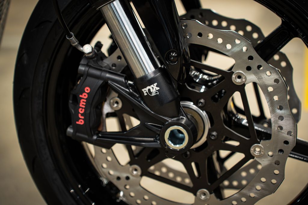 elle va faire trembler harley la marque buell relance la guerre des power cruisers avec une machine musclée et radicale 6