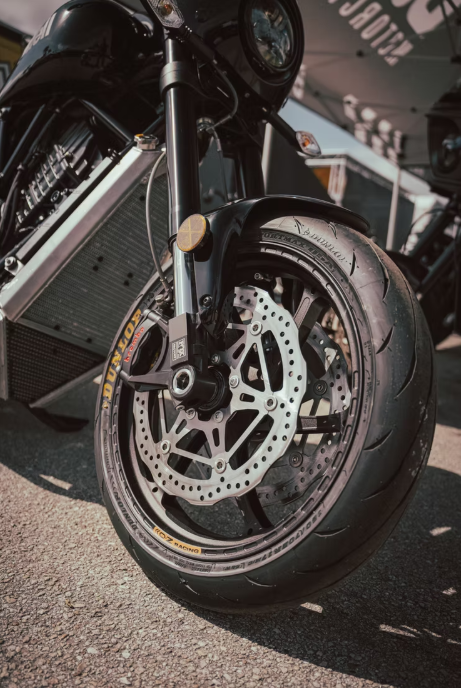 elle va faire trembler harley la marque buell relance la guerre des power cruisers avec une machine musclée et radicale 7