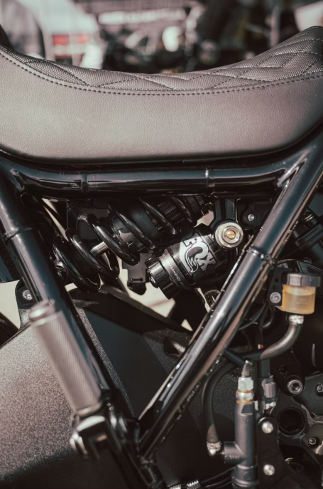 elle va faire trembler harley la marque buell relance la guerre des power cruisers avec une machine musclée et radicale 8