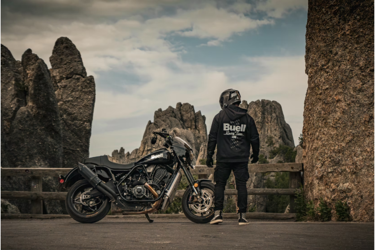 elle va faire trembler la harley la marque buell relance la guerre des power cruisers avec une machine musclée et radicale
