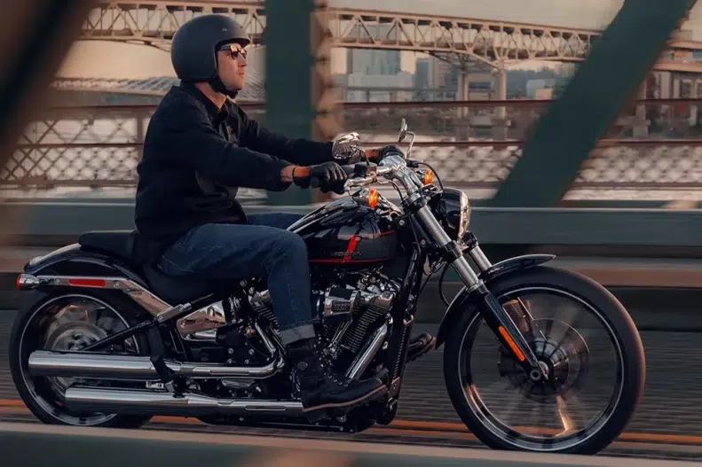 harley signe son cruiser le plus agressif depuis des années un visuel brutal et un v twin prêt à rugir 1