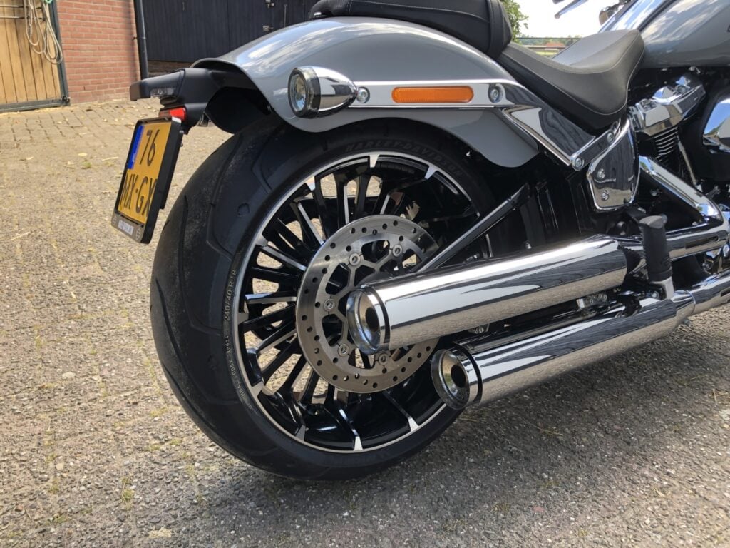 harley signe son cruiser le plus agressif depuis des années un visuel brutal et un v twin prêt à rugir 12