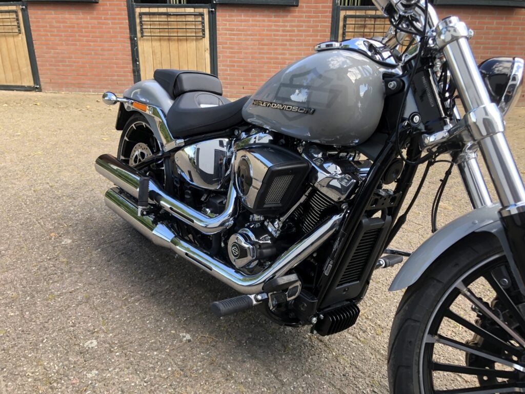 harley signe son cruiser le plus agressif depuis des années un visuel brutal et un v twin prêt à rugir 13