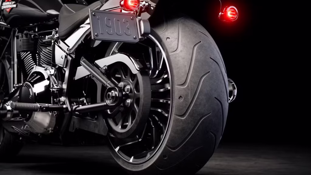 harley signe son cruiser le plus agressif depuis des années un visuel brutal et un v twin prêt à rugir 15