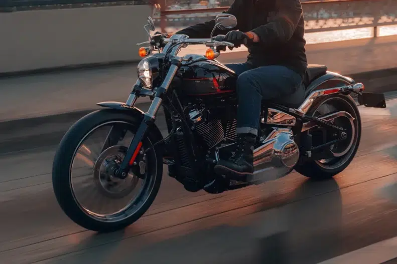 harley signe son cruiser le plus agressif depuis des années un visuel brutal et un v twin prêt à rugir 2