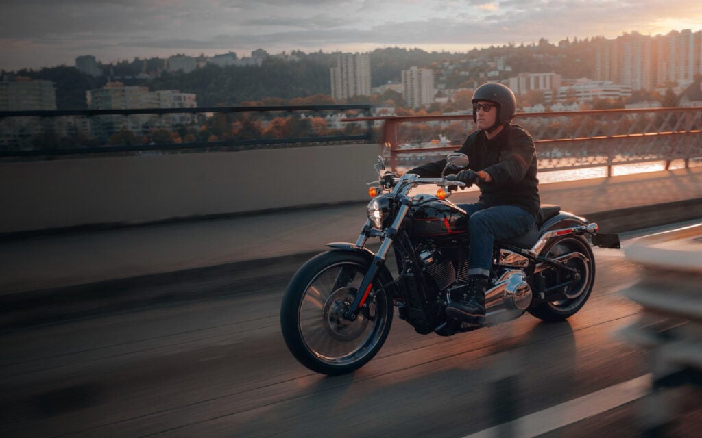 harley signe son cruiser le plus agressif depuis des années un visuel brutal et un v twin prêt à rugir 3