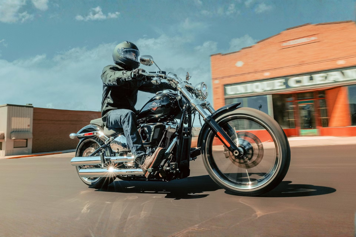 harley signe son cruiser le plus agressif depuis des années un visuel brutal et un v twin prêt à rugir