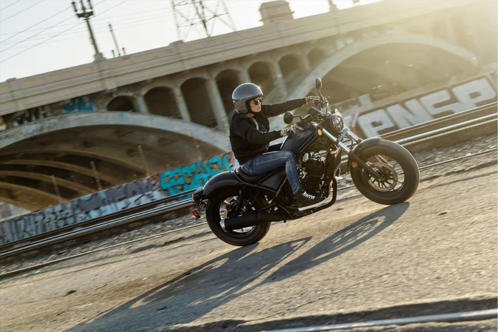 honda équipe la rebel 300 du nouveau système e clutch et rend la conduite encore plus facile pour les débutants