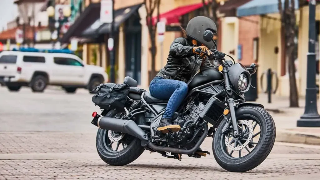 honda équipe la rebel 300 du nouveau système e clutch et rend la conduite encore plus facile pour les débutants 2