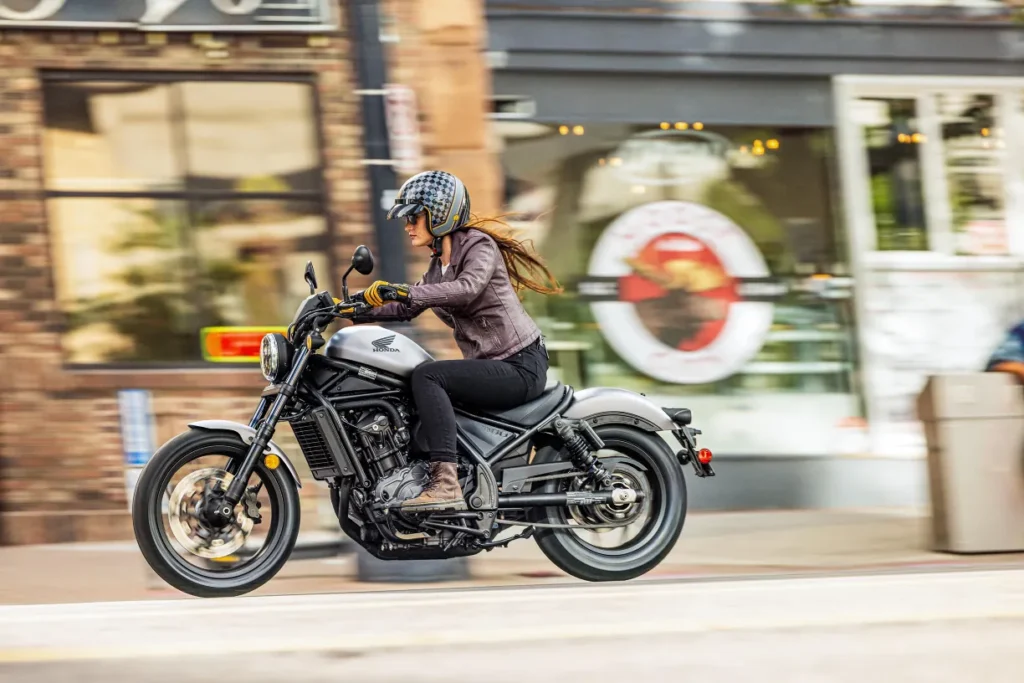 honda équipe la rebel 300 du nouveau système e clutch et rend la conduite encore plus facile pour les débutants 3
