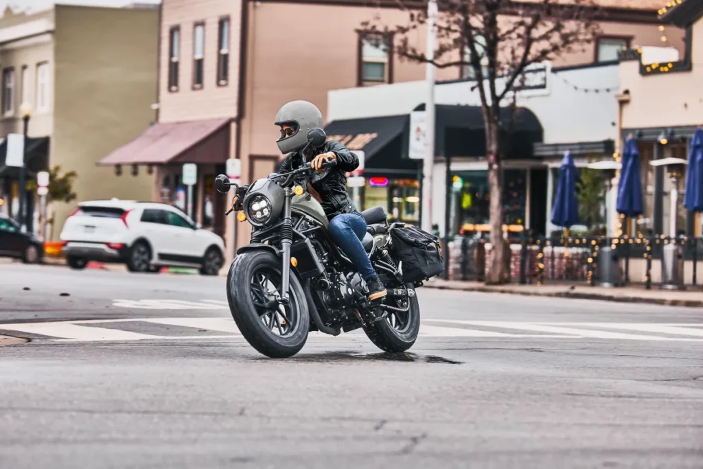 honda équipe la rebel 300 du nouveau système e clutch et rend la conduite encore plus facile pour les débutants 4