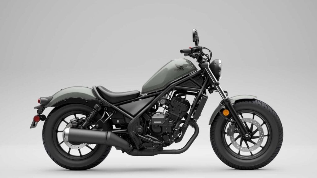 honda équipe la rebel 300 du nouveau système e clutch et rend la conduite encore plus facile pour les débutants 8