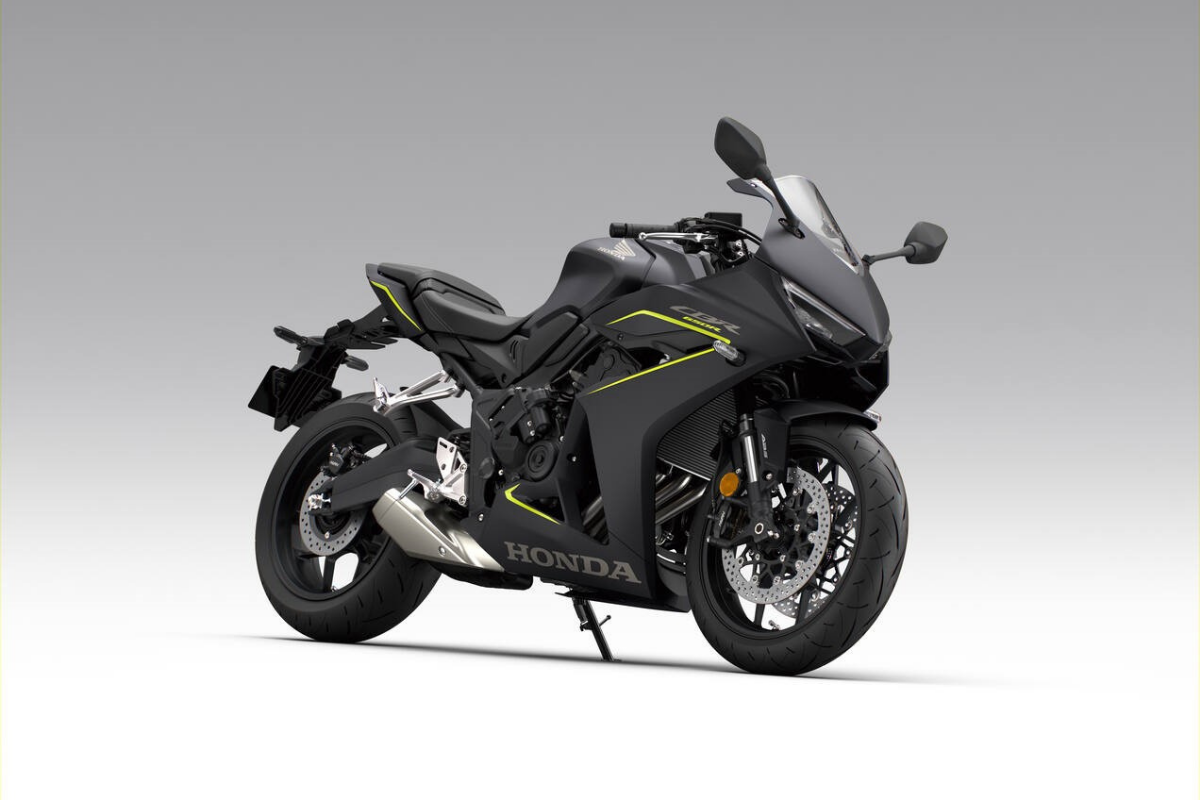 honda reconduit la cbr650r en 2026 avec un coloris inédit et toujours la technologie e clutch qui fait la différence