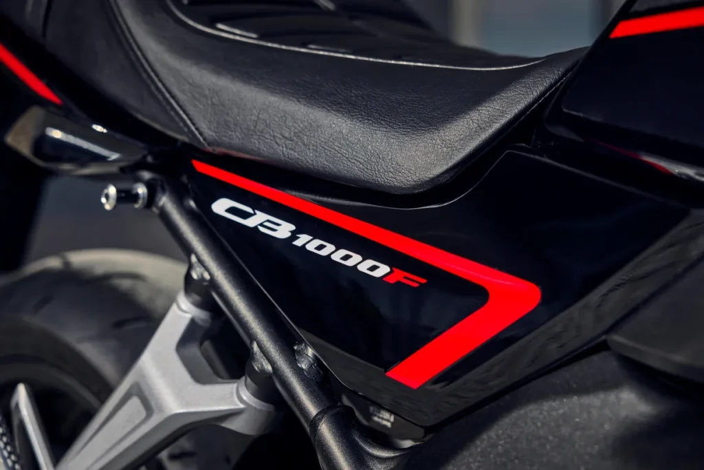 honda relance la légende des cb avec la nouvelle cb1000f 2026 et un design inspiré des icônes des années 80 20