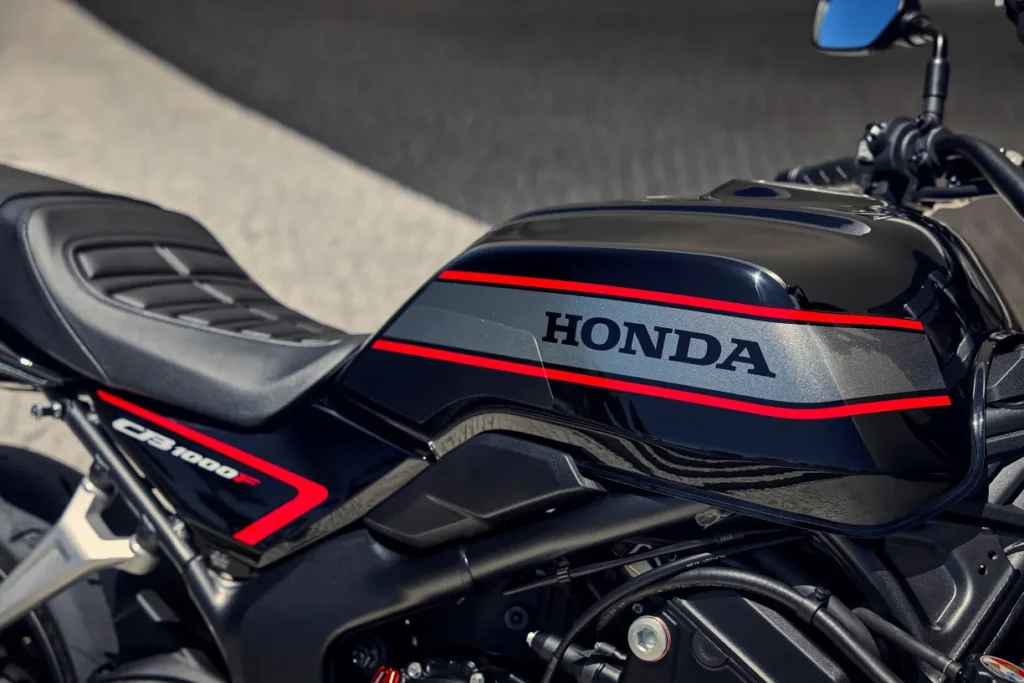 honda relance la légende des cb avec la nouvelle cb1000f 2026 et un design inspiré des icônes des années 80 35