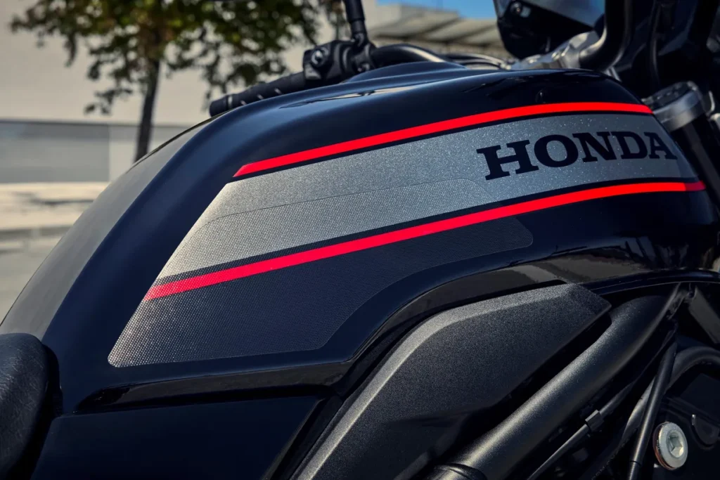 honda relance la légende des cb avec la nouvelle cb1000f 2026 et un design inspiré des icônes des années 80 36