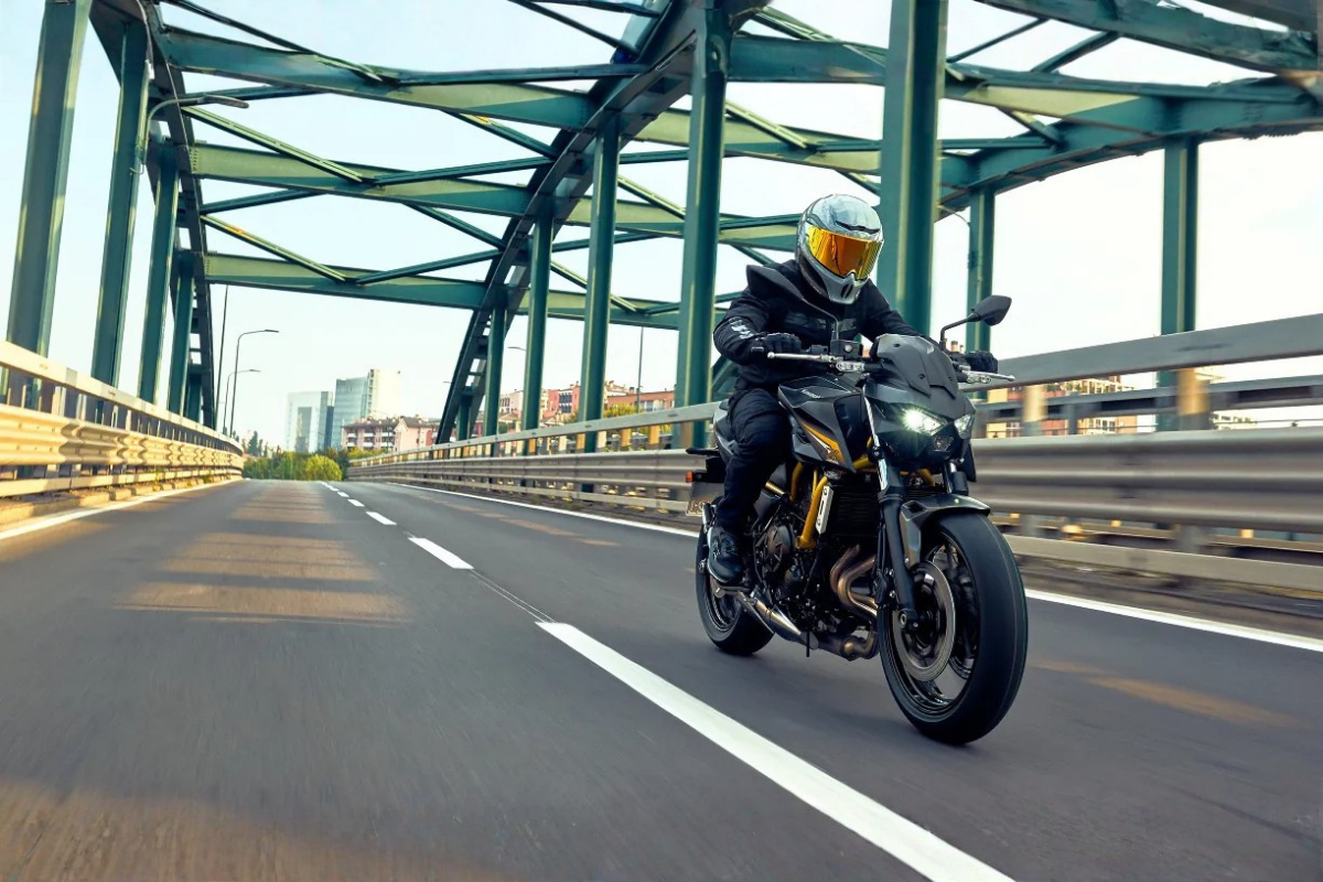 kawasaki dévoile la nouvelle z650 s 2026 et muscle son célèbre roadster mid size pour un pilotage plus sportif