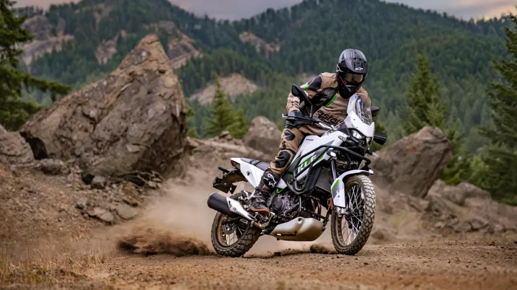 kawasaki relance sa kle500 après 34 ans et dévoile un trail moderne alliant agilité urbaine et confort tout terrain 1