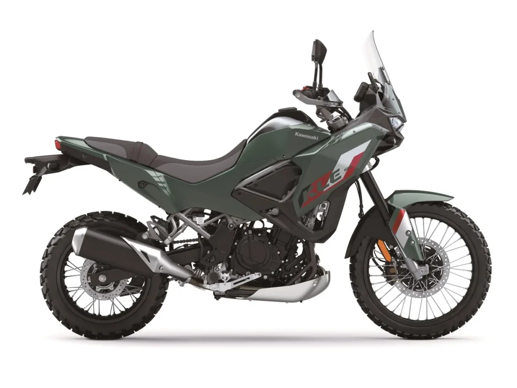 kawasaki relance sa kle500 après 34 ans et dévoile un trail moderne alliant agilité urbaine et confort tout terrain 11