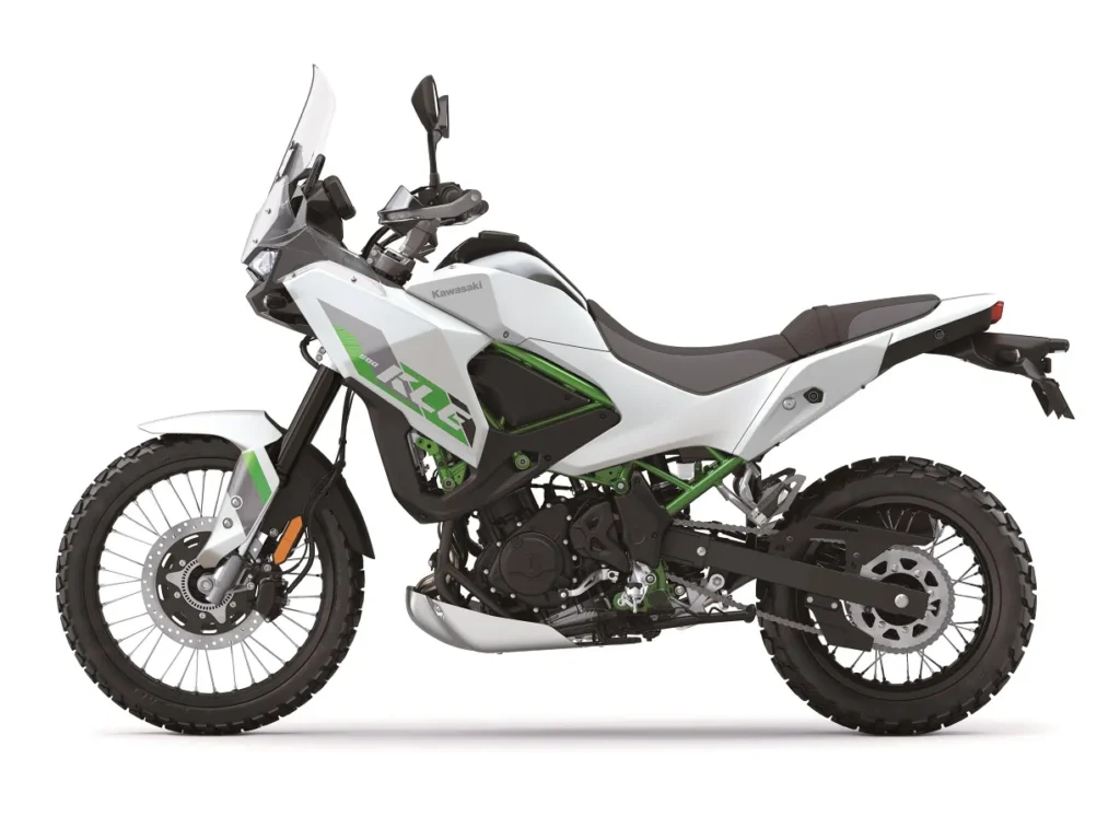 kawasaki relance sa kle500 après 34 ans et dévoile un trail moderne alliant agilité urbaine et confort tout terrain 13