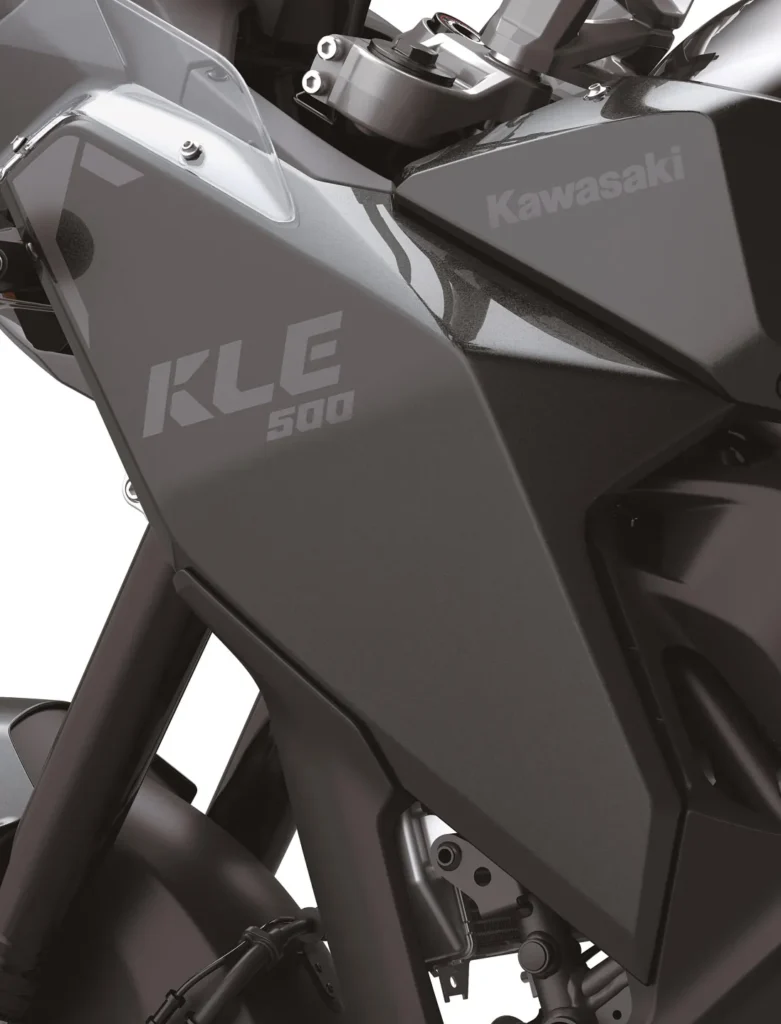 kawasaki relance sa kle500 après 34 ans et dévoile un trail moderne alliant agilité urbaine et confort tout terrain 18