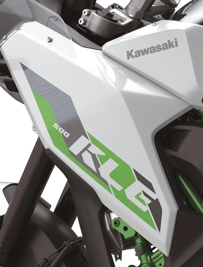 kawasaki relance sa kle500 après 34 ans et dévoile un trail moderne alliant agilité urbaine et confort tout terrain 26