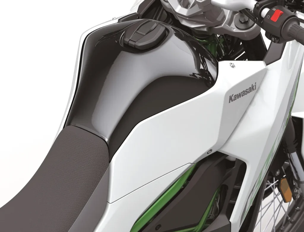 kawasaki relance sa kle500 après 34 ans et dévoile un trail moderne alliant agilité urbaine et confort tout terrain 30