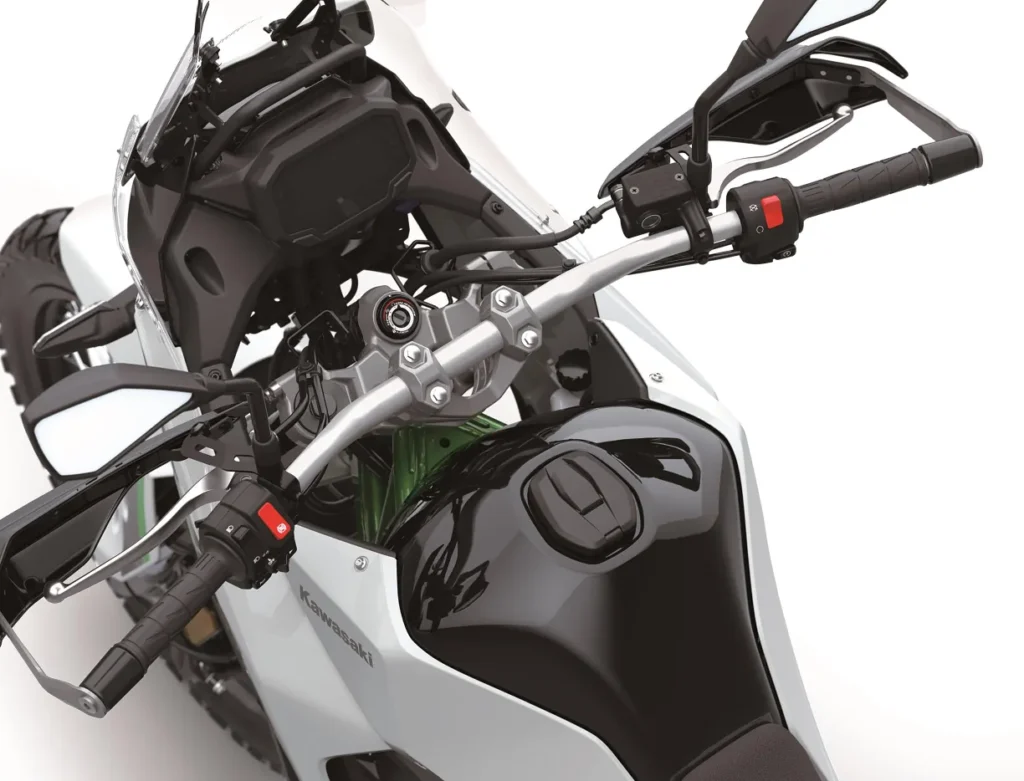 kawasaki relance sa kle500 après 34 ans et dévoile un trail moderne alliant agilité urbaine et confort tout terrain 31