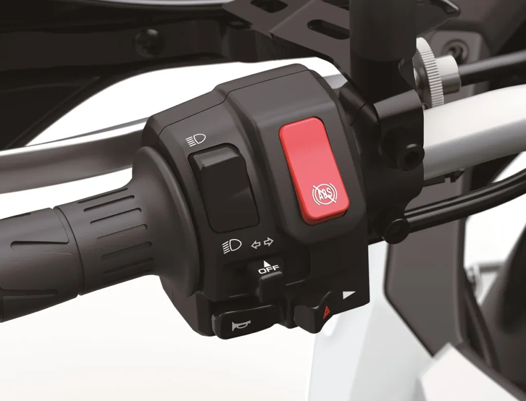 kawasaki relance sa kle500 après 34 ans et dévoile un trail moderne alliant agilité urbaine et confort tout terrain 32