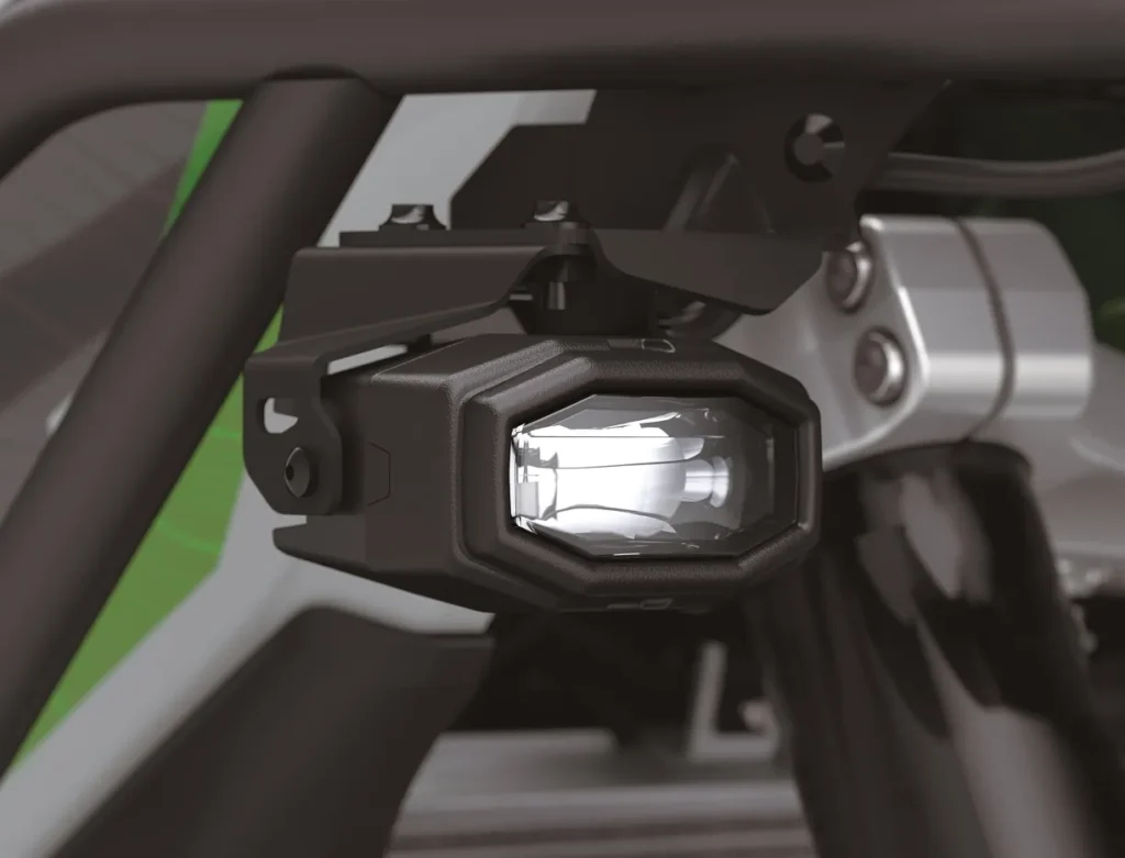 kawasaki relance sa kle500 après 34 ans et dévoile un trail moderne alliant agilité urbaine et confort tout terrain 37