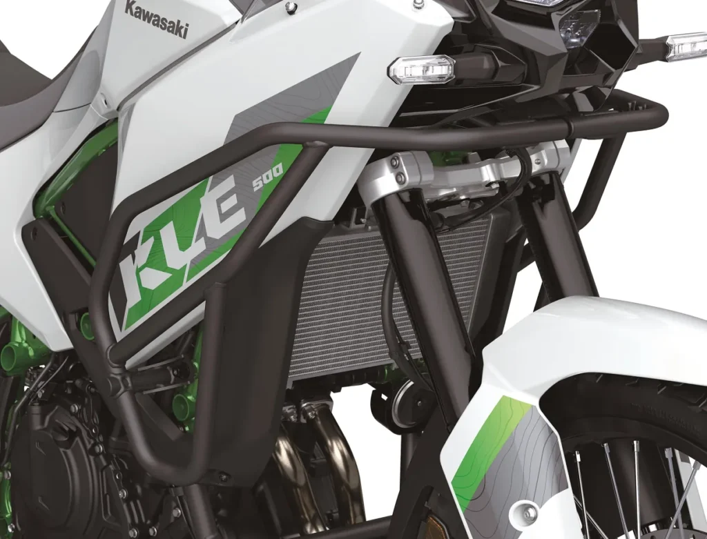 kawasaki relance sa kle500 après 34 ans et dévoile un trail moderne alliant agilité urbaine et confort tout terrain 38