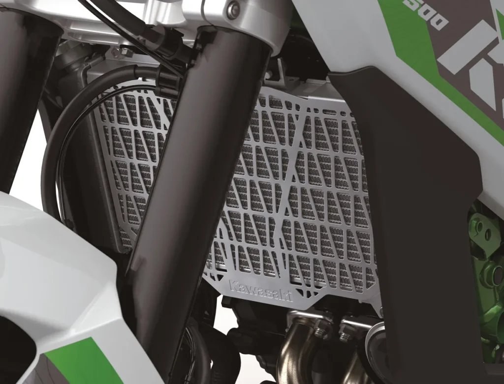 kawasaki relance sa kle500 après 34 ans et dévoile un trail moderne alliant agilité urbaine et confort tout terrain 39