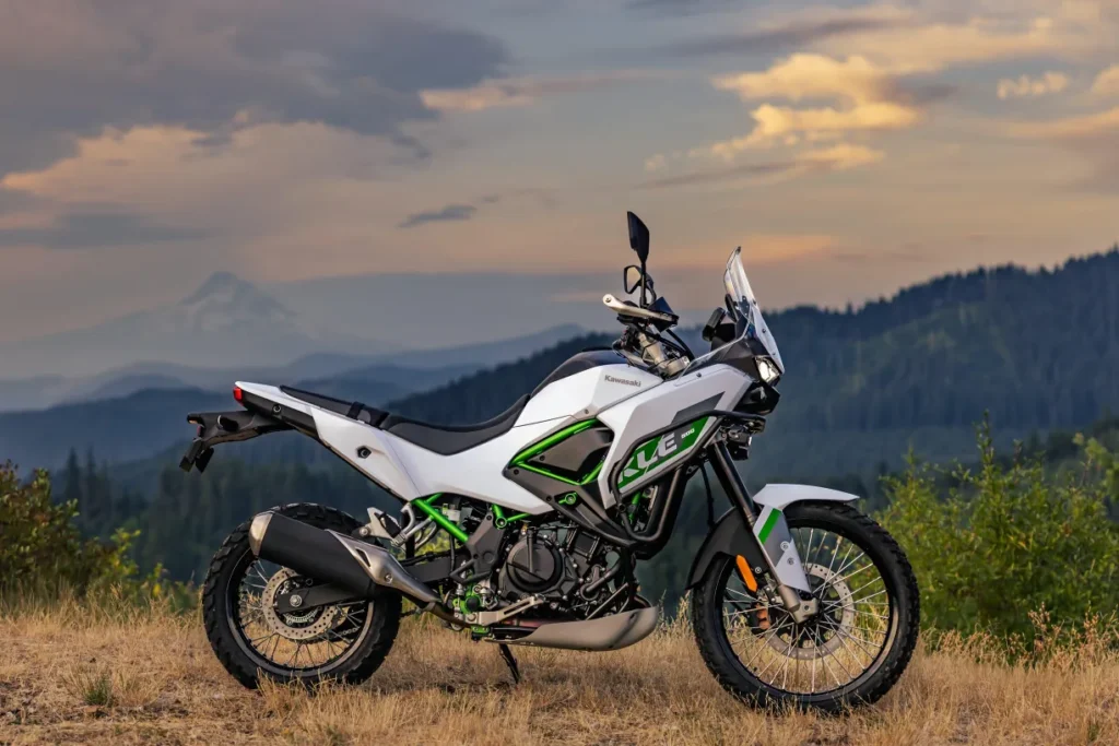 kawasaki relance sa kle500 après 34 ans et dévoile un trail moderne alliant agilité urbaine et confort tout terrain 4