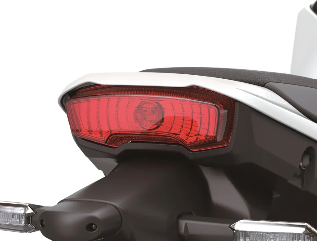 kawasaki relance sa kle500 après 34 ans et dévoile un trail moderne alliant agilité urbaine et confort tout terrain 51