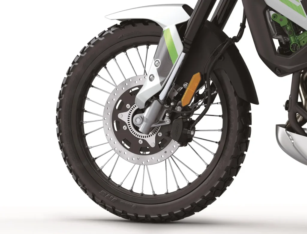 kawasaki relance sa kle500 après 34 ans et dévoile un trail moderne alliant agilité urbaine et confort tout terrain 52