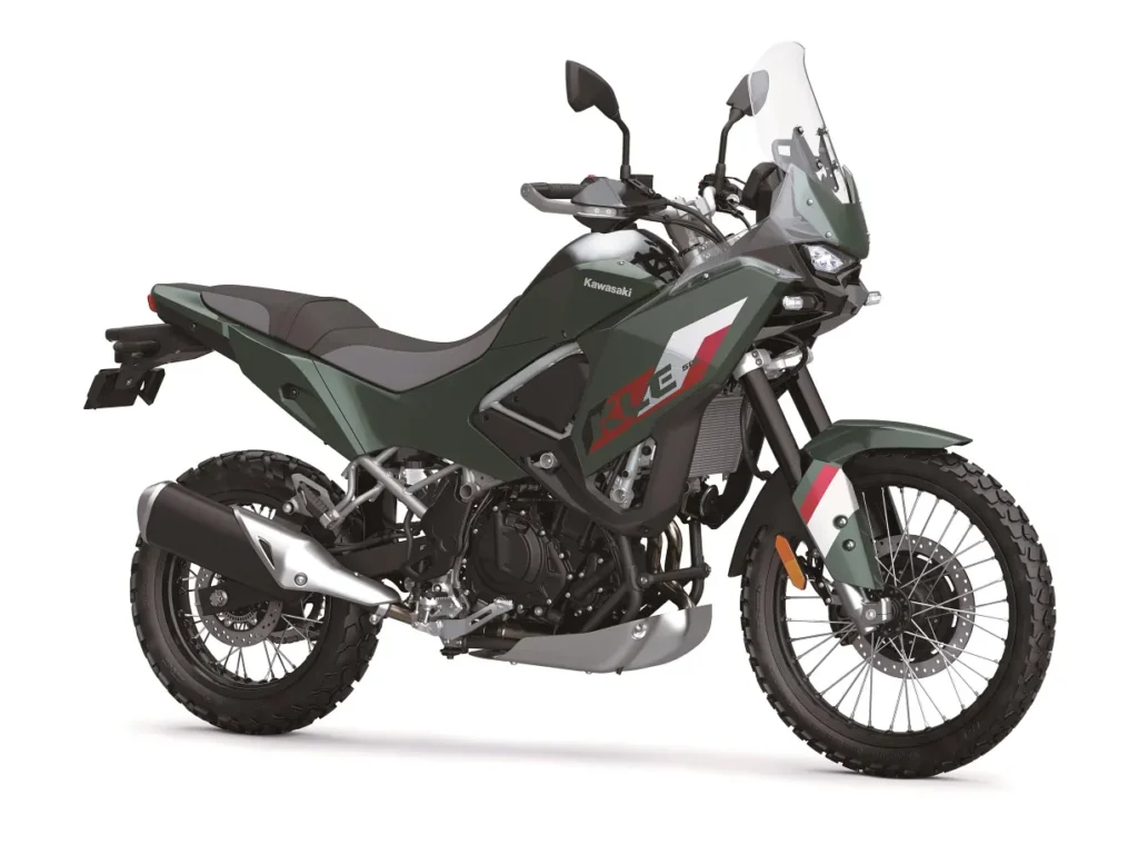 kawasaki relance sa kle500 après 34 ans et dévoile un trail moderne alliant agilité urbaine et confort tout terrain 9