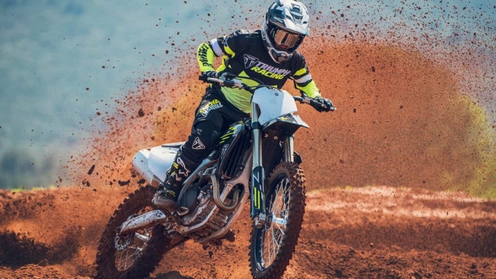 la dernière motocross de triumph est déjà prête à cotoyer les sommets avec un monocylindre de 449,5 cm³ développant 61,5 chevaux à 9 500 trmin 1