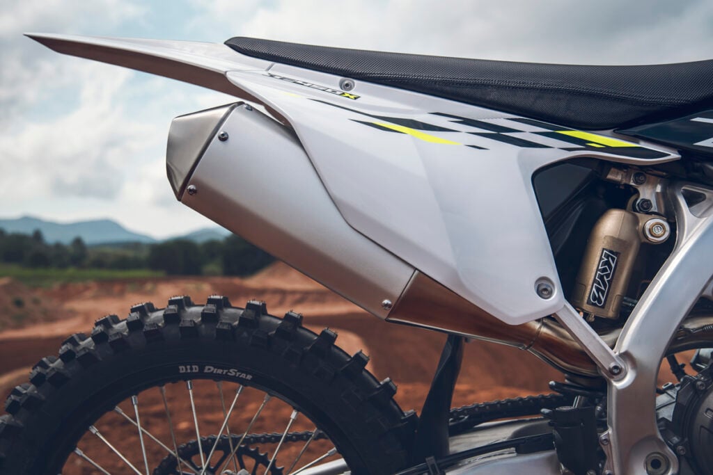 la dernière motocross de triumph est déjà prête à cotoyer les sommets avec un monocylindre de 449,5 cm³ développant 61,5 chevaux à 9 500 trmin 10