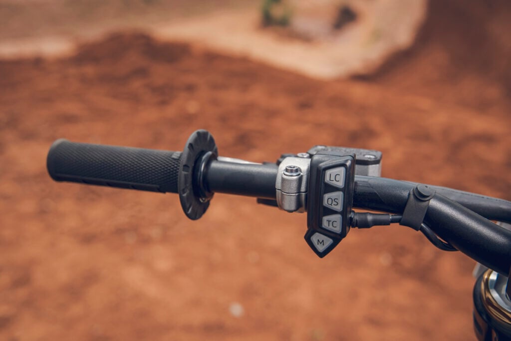 la dernière motocross de triumph est déjà prête à cotoyer les sommets avec un monocylindre de 449,5 cm³ développant 61,5 chevaux à 9 500 trmin 11