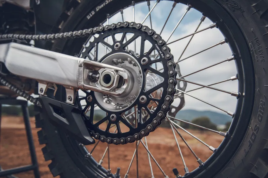 la dernière motocross de triumph est déjà prête à cotoyer les sommets avec un monocylindre de 449,5 cm³ développant 61,5 chevaux à 9 500 trmin 13