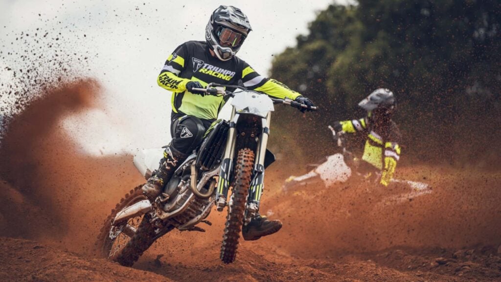 la dernière motocross de triumph est déjà prête à cotoyer les sommets avec un monocylindre de 449,5 cm³ développant 61,5 chevaux à 9 500 trmin 2