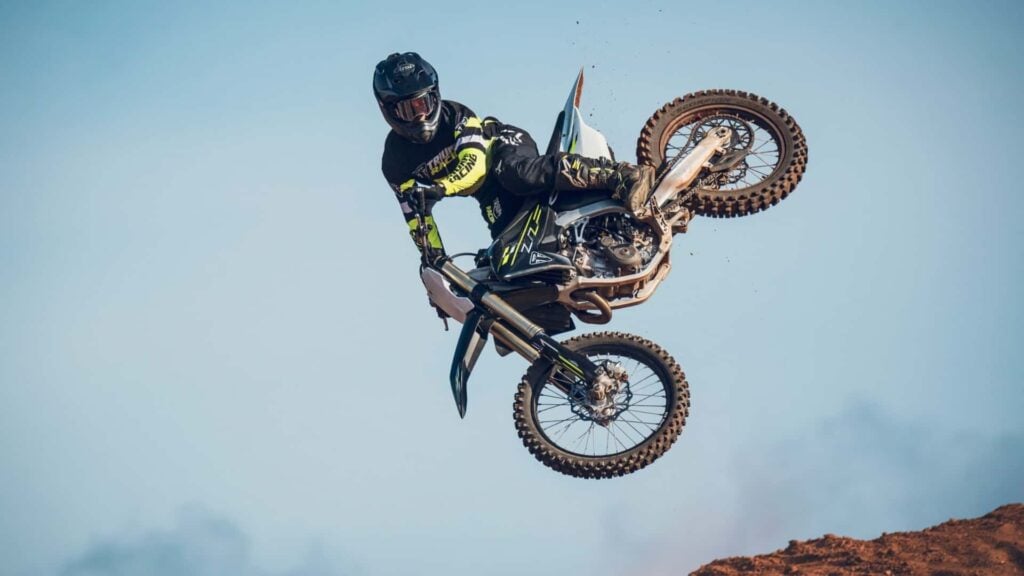 la dernière motocross de triumph est déjà prête à cotoyer les sommets avec un monocylindre de 449,5 cm³ développant 61,5 chevaux à 9 500 trmin 3
