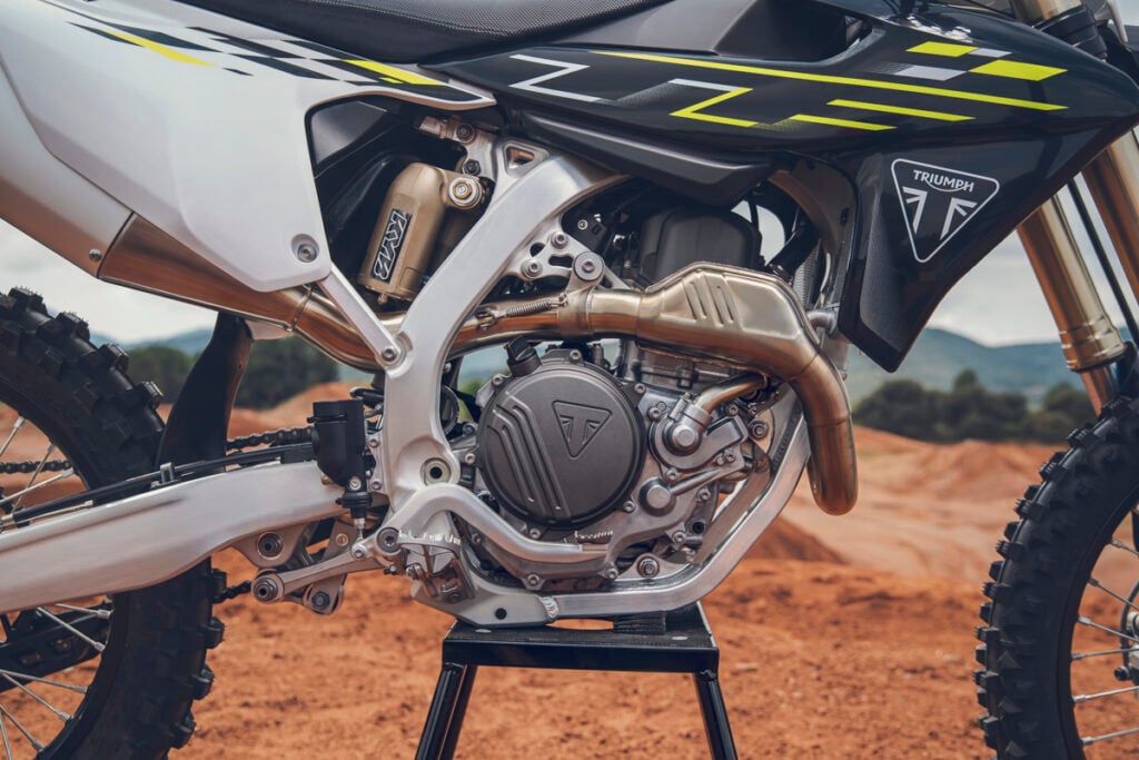 la dernière motocross de triumph est déjà prête à cotoyer les sommets avec un monocylindre de 449,5 cm³ développant 61,5 chevaux à 9 500 trmin 6