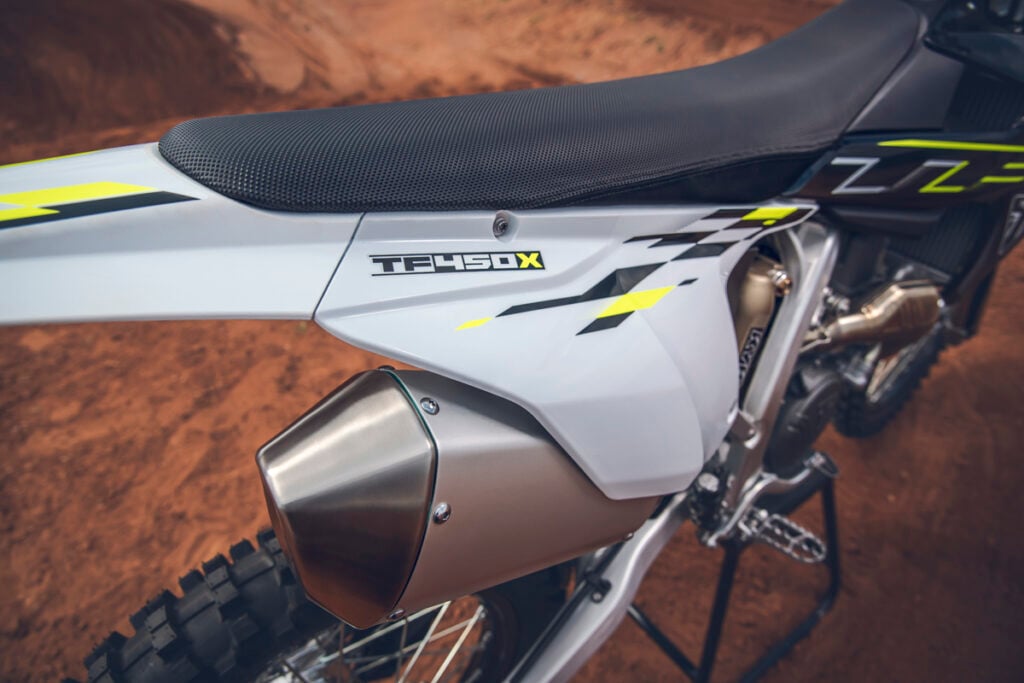 la dernière motocross de triumph est déjà prête à cotoyer les sommets avec un monocylindre de 449,5 cm³ développant 61,5 chevaux à 9 500 trmin 7