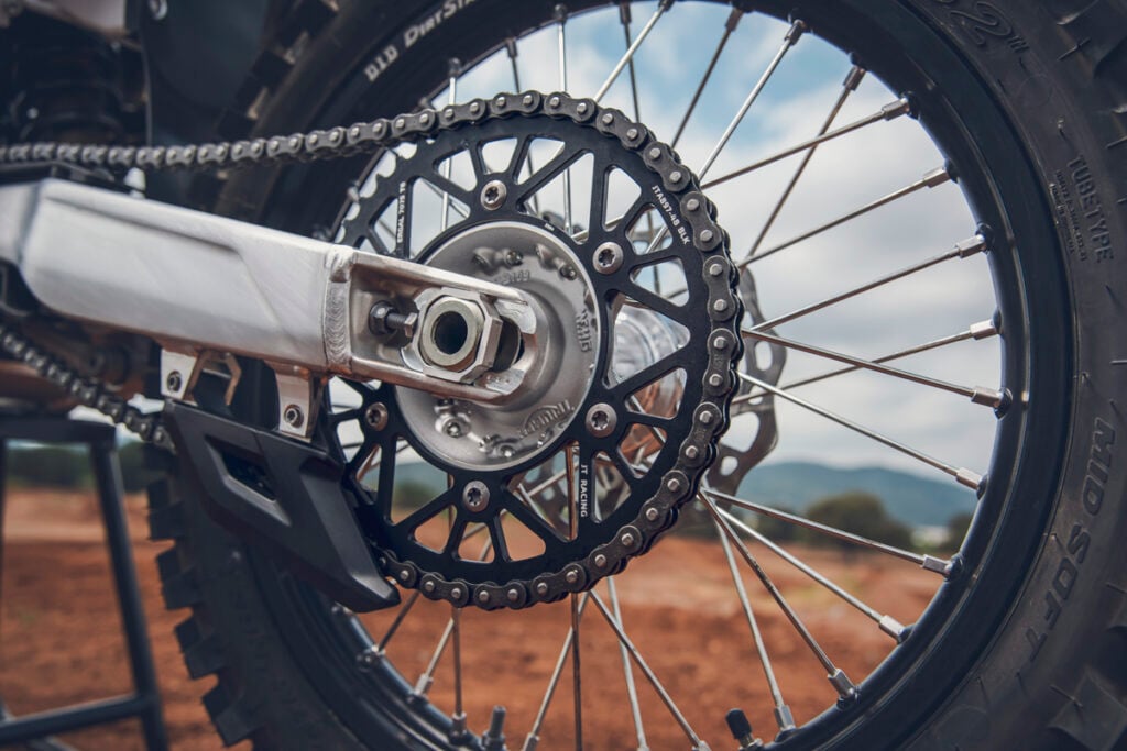 la dernière motocross de triumph est déjà prête à cotoyer les sommets avec un monocylindre de 449,5 cm³ développant 61,5 chevaux à 9 500 trmin 9