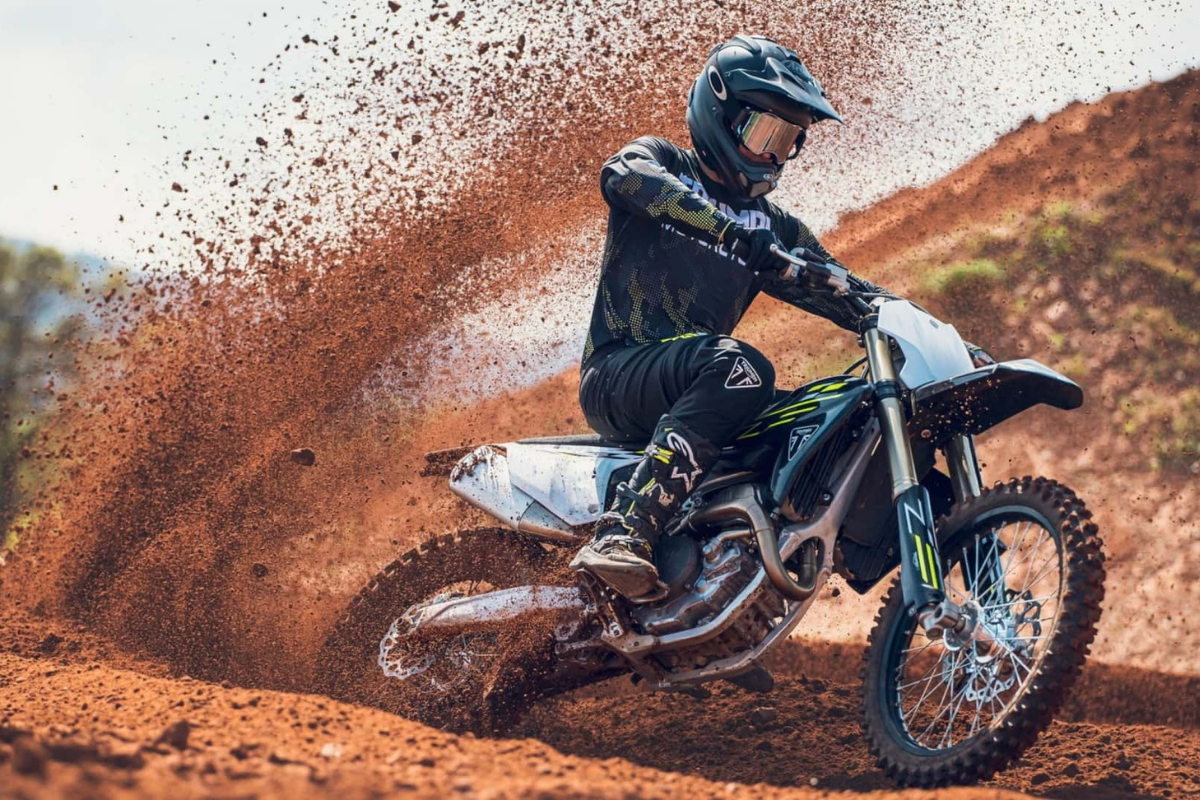 la dernière motocross de triumph est déjà prête à cotoyer les sommets avec un monocylindre de 449,5 cm³ développant 61,5 chevaux à 9 500 trmin